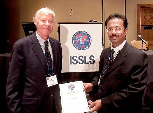 A kutatás vezetője, dr. S. Rajasekaran és dr. Gunnar Anderson, az ISSL zsűrijének elnöke a díjátadón.